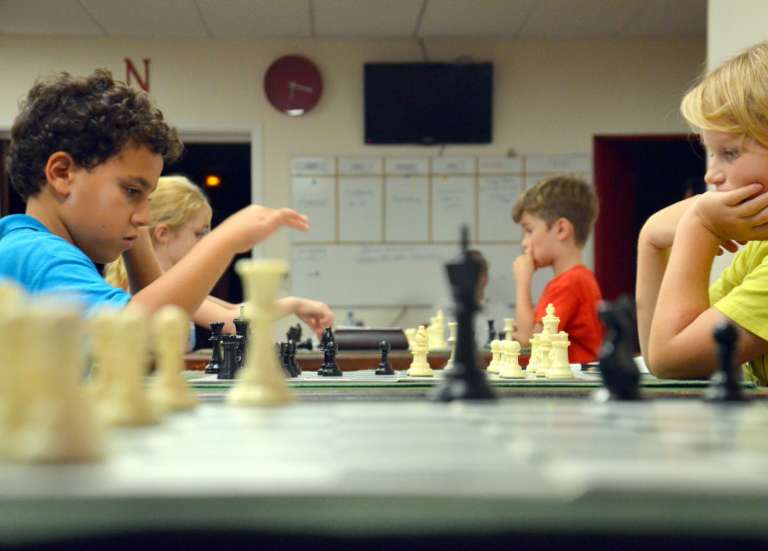 Un Grand Maître des échecs défie des Calédoniens