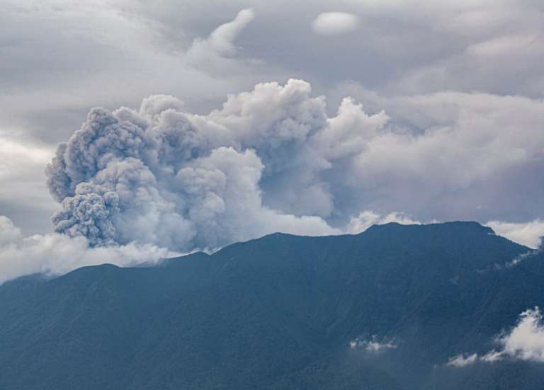 Au moins onze morts dans l’éruption d’un volcan en Indonésie