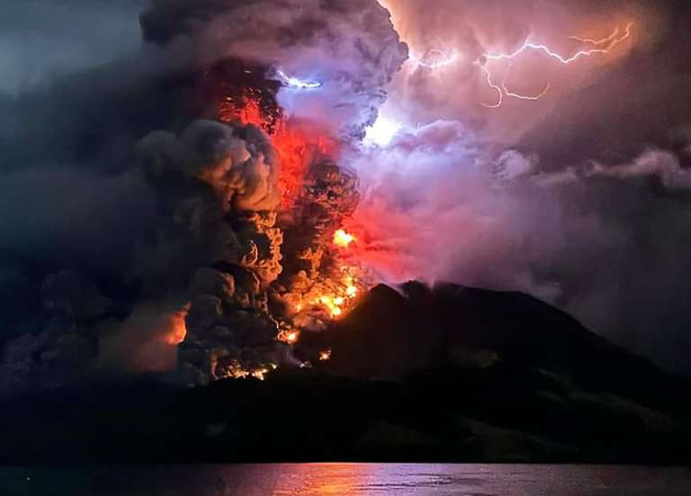 Indonésie : nouvelle éruption du mont Ruang et fermeture d’un aéroport international voisin
