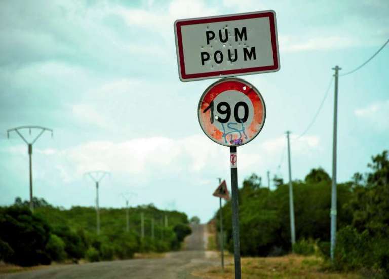 Une jeune femme de 16 ans accouche avec l’aide de sa cousine à Poum