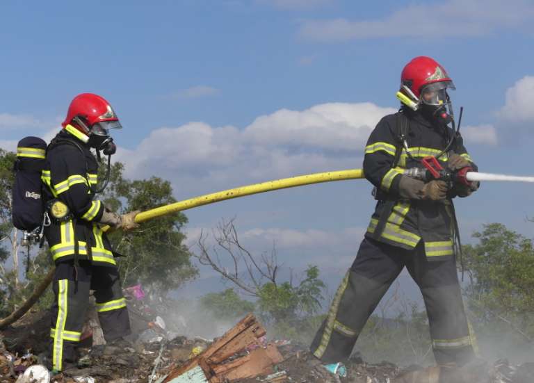 Camion en feu à Pouembout : intervention en cours