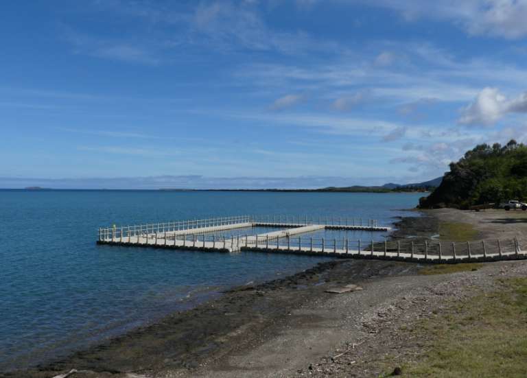Koumac : la piscine en mer fermée après l’incendie des pontons flottants