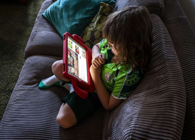 Australie : Reddit et Kick ajoutés à la liste des réseaux sociaux interdits aux moins de 16 ans