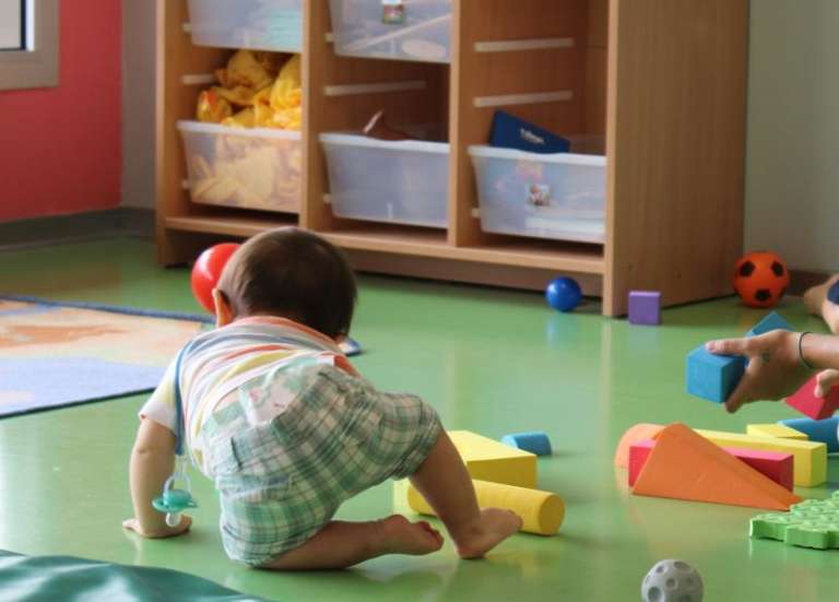 Vers une réglementation commune pour tous les établissements accueillant des mineurs ?