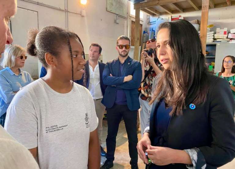 La ministre Naïma Moutchou constate l’état du lycée Petro-Attiti et confirme le soutien de l’État