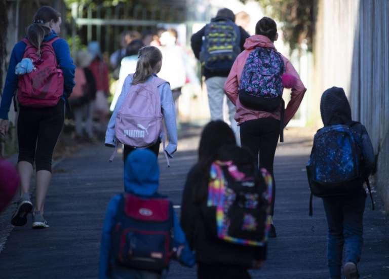 Du sable coloré contenant de l’amiante cause la fermeture d’écoles en Australie et Nouvelle-Zélande