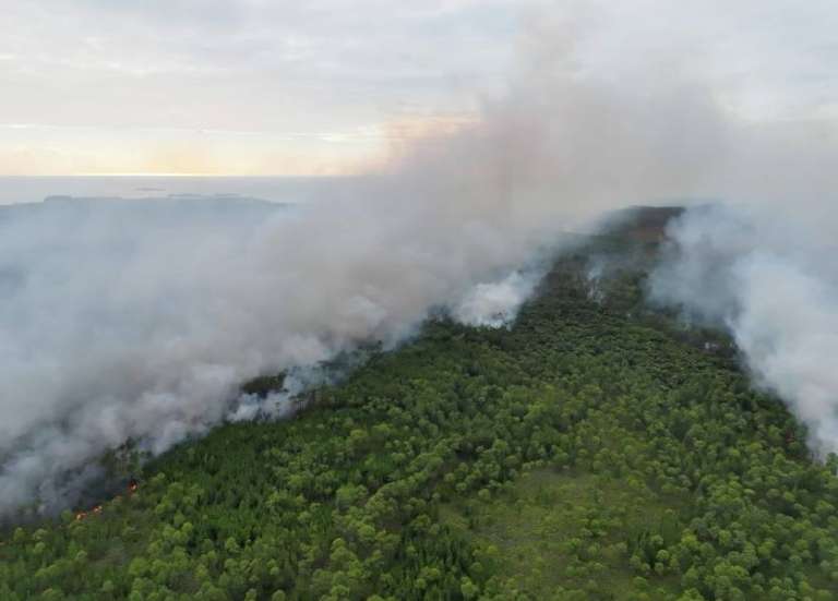 Le feu en passe d’être maîtrisé à l’île des Pins, situation sous contrôle à Koumac