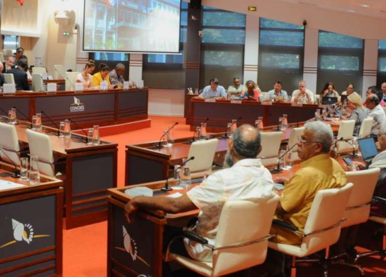 Bougival : les élus calédoniens pris de court par l'annonce de l’abandon de la consultation anticipée