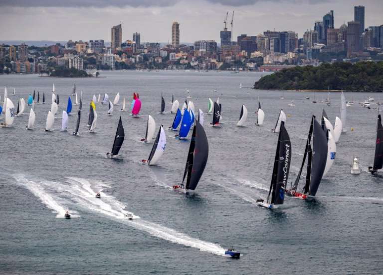 Voile : la flotte de la Sydney-Hobart s’élance avec un hommage aux victimes de Bondi