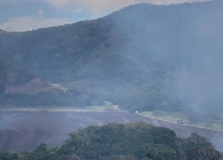 Païta : trois habitations protégées et 25 hectares détruits par les flammes à la tribu de Naniouni