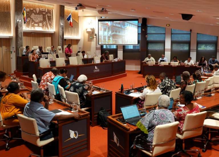 Le Congrès demande à l’État de déclarer l’urgence sociale en Nouvelle-Calédonie