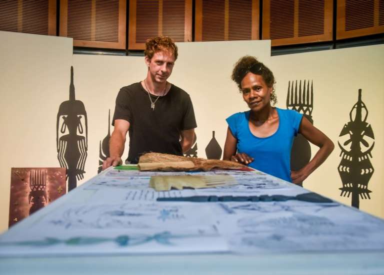 La flèche faîtière dévoile sa silhouette au centre culturel Tjibaou