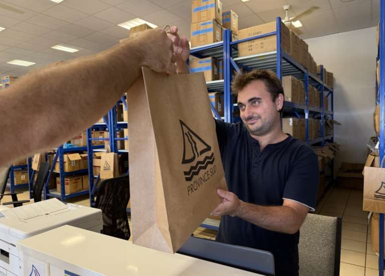 Les tenues communes pour les écoliers de la province Sud sont disponibles