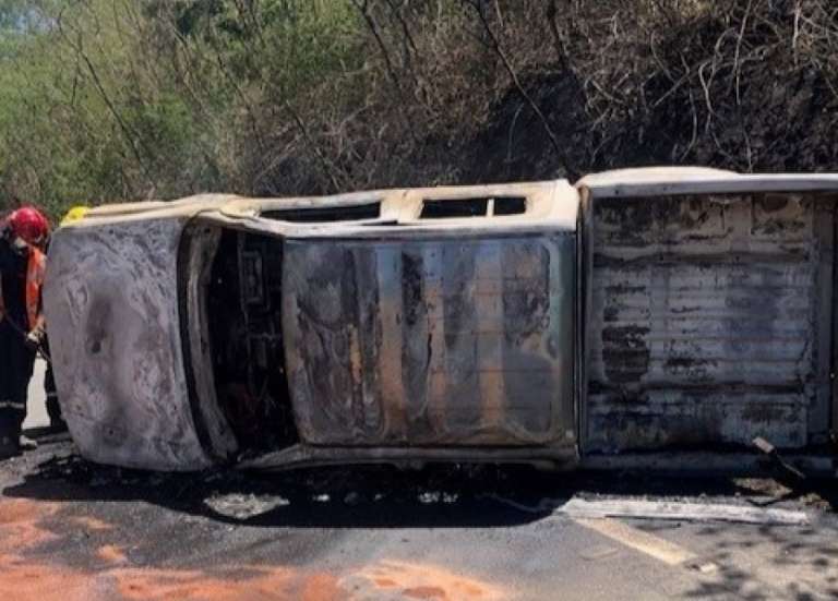 Une voiture accidentée prend feu dans le col de la Pirogue