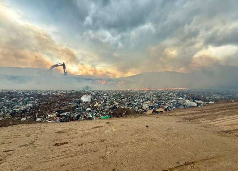 Païta : un hectare de déchets plastiques brûlés dans un incendie au centre d’enfouissement de Gadji