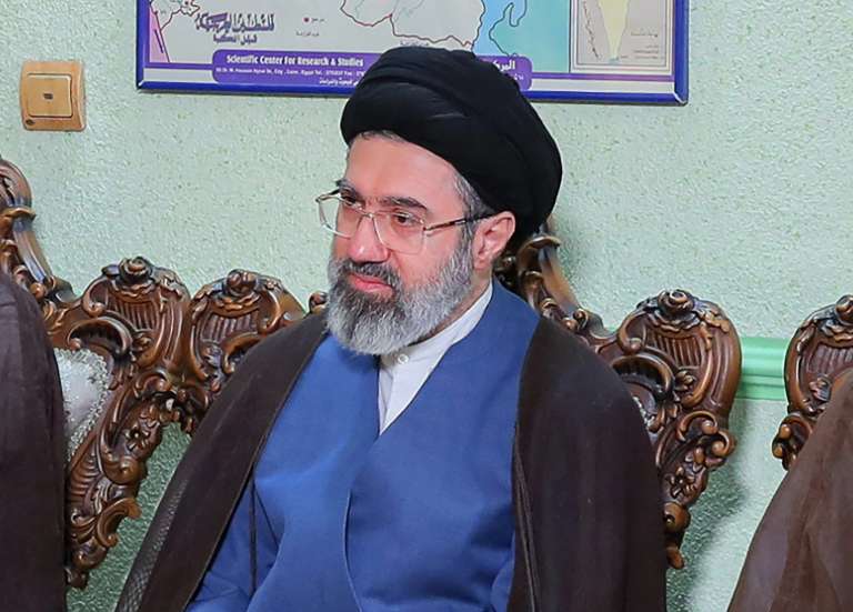 Iran : le nouveau guide suprême, Mojtaba Khamenei, influent successeur de son père