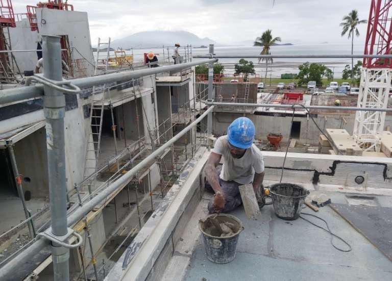 L’emploi salarié recule encore, mais la chute ralentit