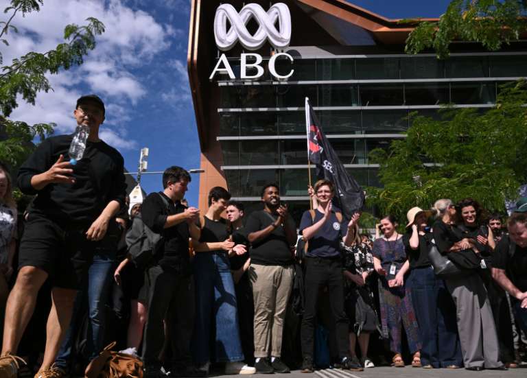 Australie : grève des journalistes du principal média public, inquiets face à l’IA
