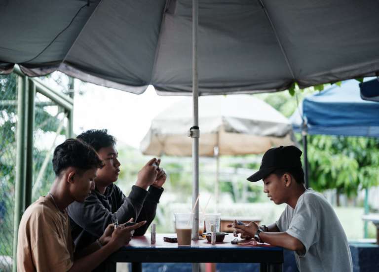 Indonésie : les moins de 16 ans disent adieu aux réseaux sociaux