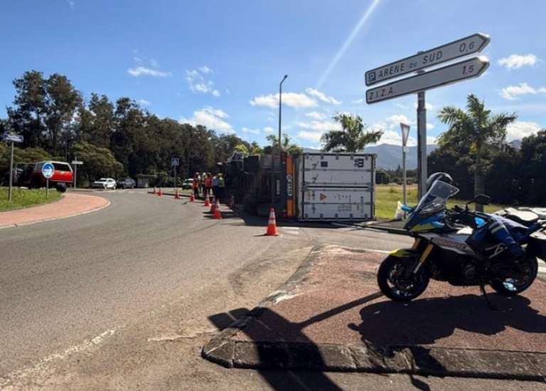 Païta : un camion se renverse aux Fraisiers, la circulation perturbée