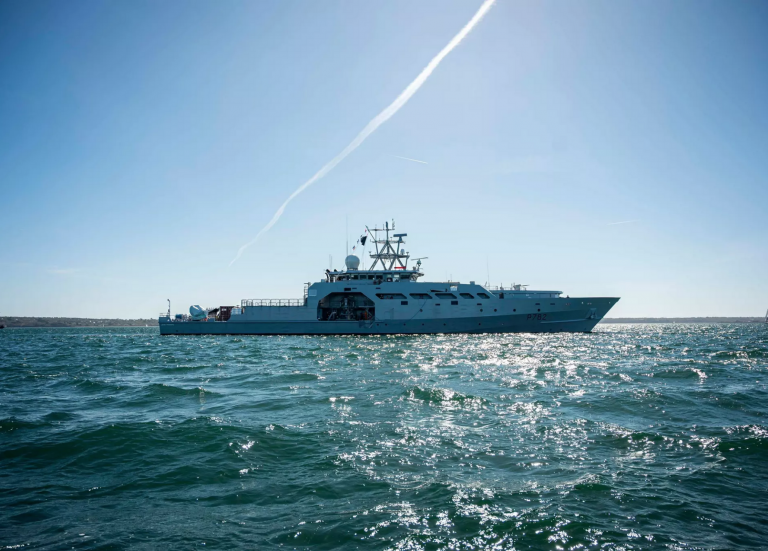 Le nouveau patrouilleur Jean-Tranape en route vers le Caillou