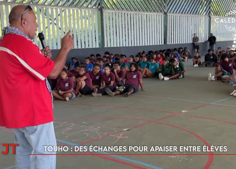 Échanger pour s’apaiser au lycée de Touho, des passagers bloqués d’Aircalin témoignent… Le JT de Caledonia du lundi 20 avril