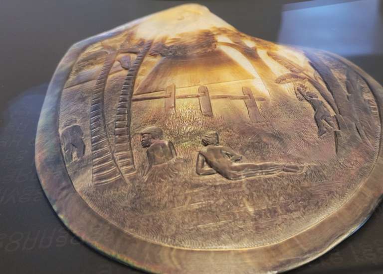 La gravure sur nacre, cet art oublié des bagnards