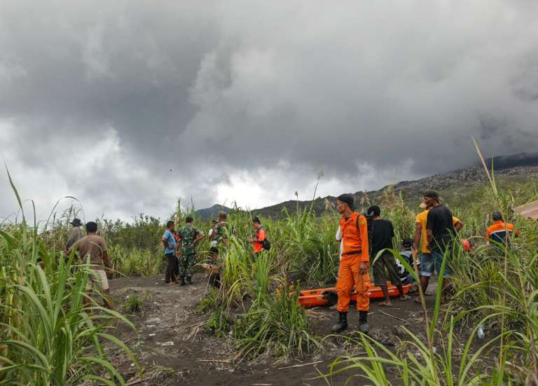 Indonésie : trois randonneurs morts, des blessés et des disparus après l'éruption d'un volcan