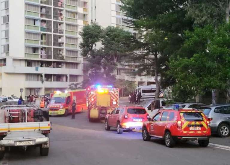 Un incendie en cours au 11e étage d’une des tours de Magenta