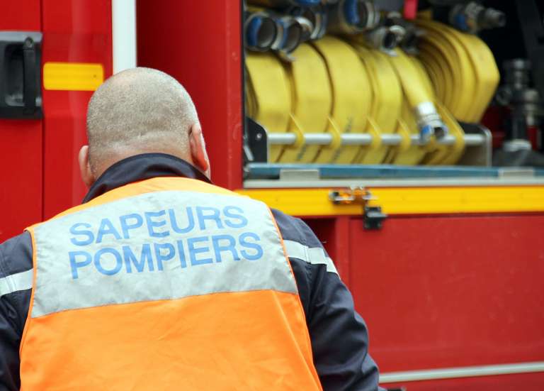 Trois véhicules et deux garages partis en fumée, les maisons 