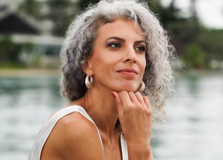[MAGAZINE] Accepter ses cheveux gris : le parcours inspirant de Nadia