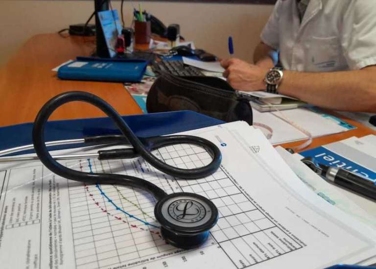Hôpital : face aux difficultés de recrutement, le gouvernement veut faire évoluer le statut des praticiens