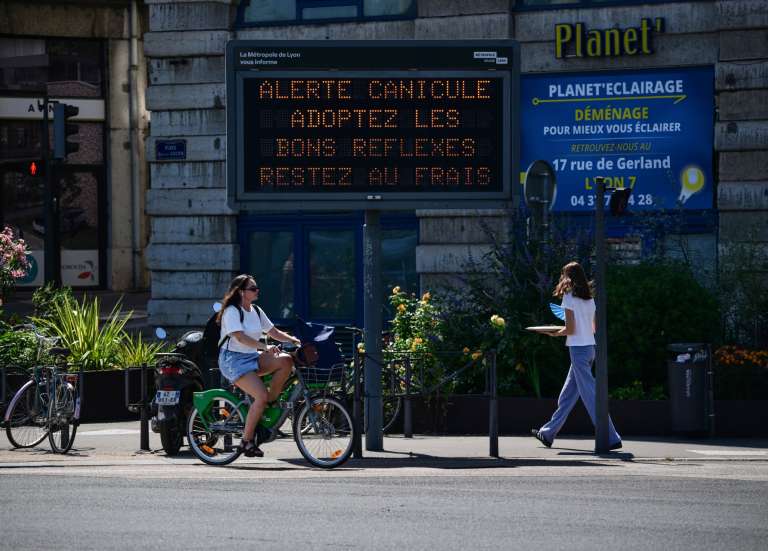 Suspension de cours, annulation de festivités... : la canicule s’installe en France, avec 40 °C atteints localement