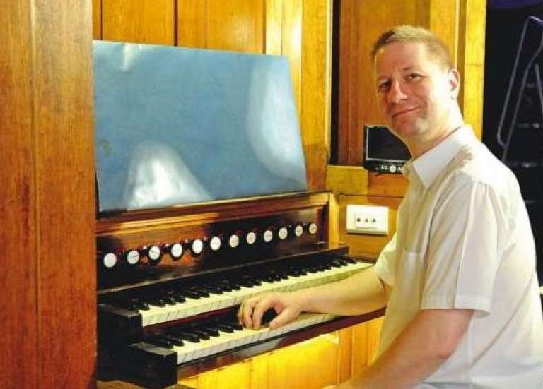 Johann Vexo, organiste de renommée internationale de passage à la cathédrale de Nouméa
