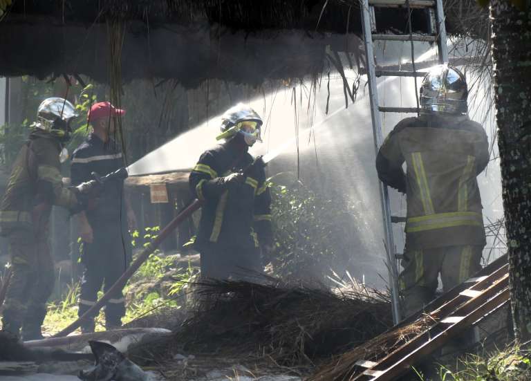 Incendie au Kuendu Beach : une salle détruite par les flammes, le feu désormais maîtrisé