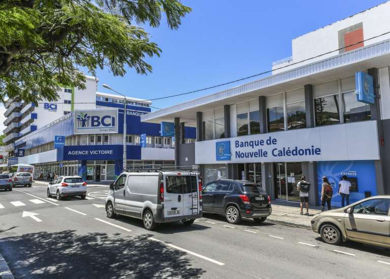 Tarifs bancaires : les écarts se réduisent avec l’Hexagone