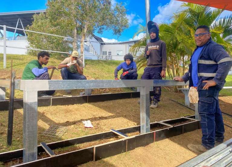 À Dumbéa, un chantier pour remettre des jeunes sur les rails