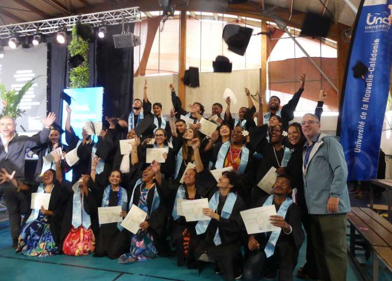 L’université célèbre ses diplômés dans une cérémonie à l’américaine