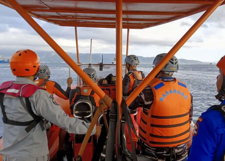Un bateau coule en Indonésie : un mort et 24 disparus