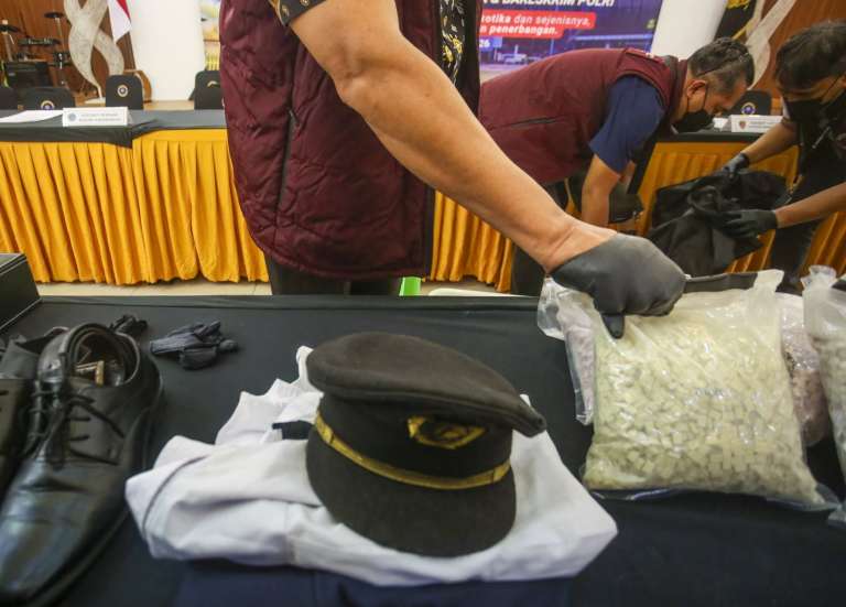 Indonésie : un pilote de ligne drogué et arrêté avec 70 000 comprimés d’ecstasy