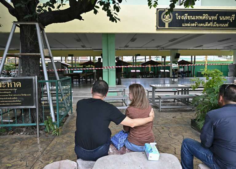 En Thaïlande, un adolescent armé d’un pistolet tue 8 personnes, dont six dans un lycée