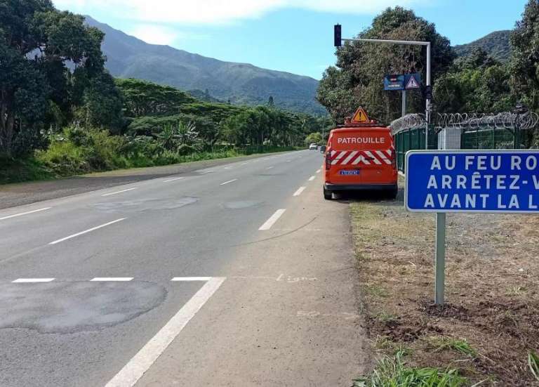 Col de la Pirogue : des feux rouges pour arrêter la circulation en cas d'accident