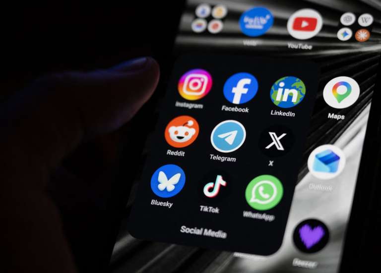 L’interdiction des réseaux sociaux aux moins de 15 ans censurée, au nom de la liberté d’expression