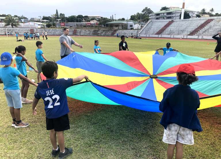 Au stade Numa-Daly, 200 enfants misent sur la coopération et l’inclusion