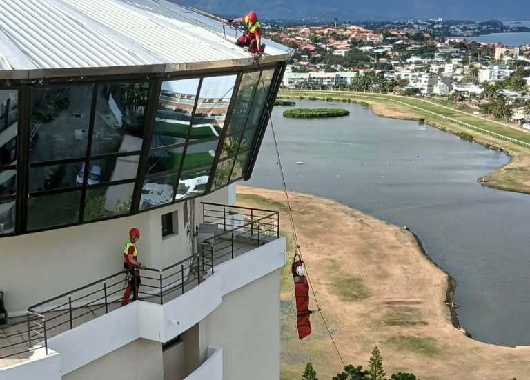 À 80 mètres du sol, l’exercice spectaculaire des pompiers de Nouméa sur les tours du Ramada