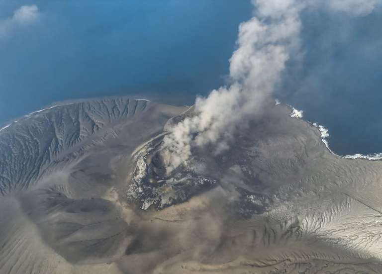 Indonésie : huit aéroports fermés après une éruption volcanique, 170 000 passagers bloqués