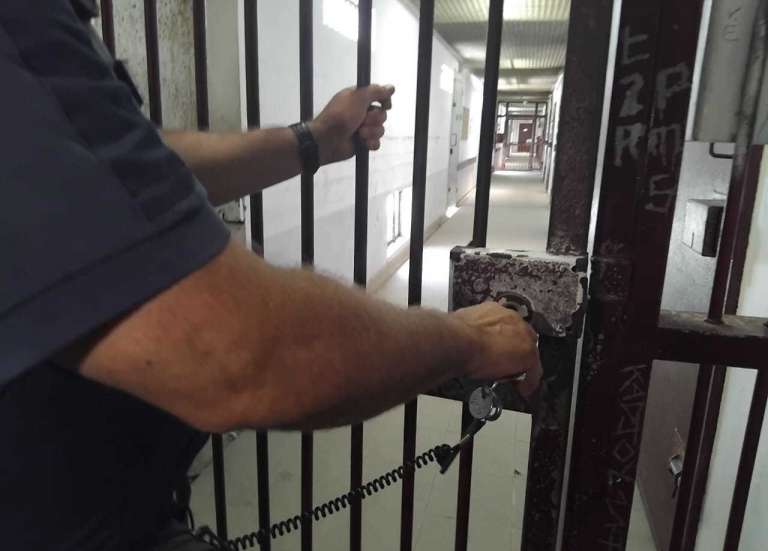 Deux ans de prison ferme pour une femme qui faisait passer du cannabis au Camp-Est