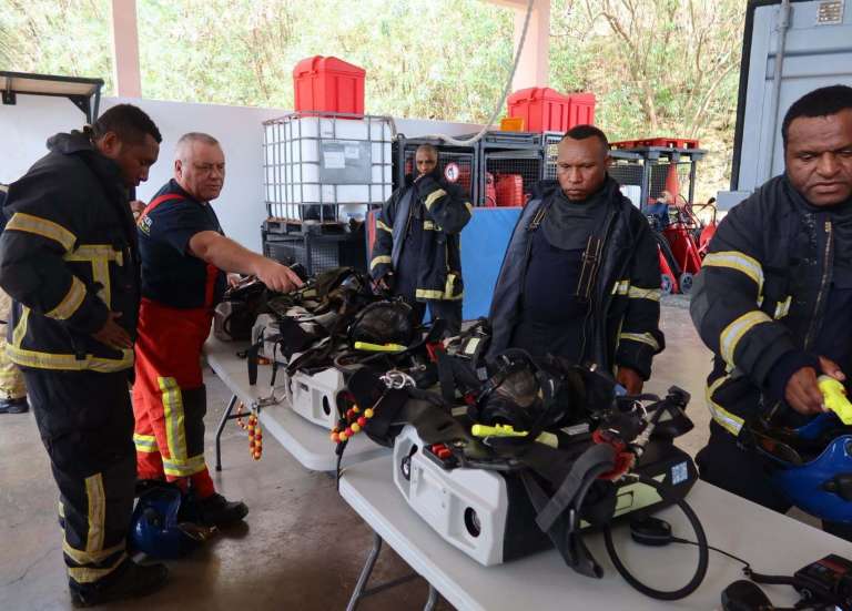 La Nouvelle-Calédonie forme dix sapeurs-pompiers de Papouasie et Fidji