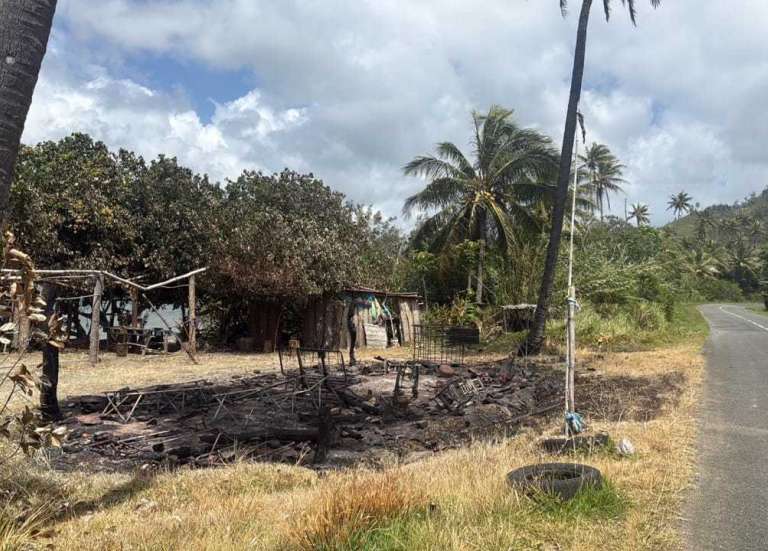 Ponérihouen : deux farés incendiés le long de la RT3