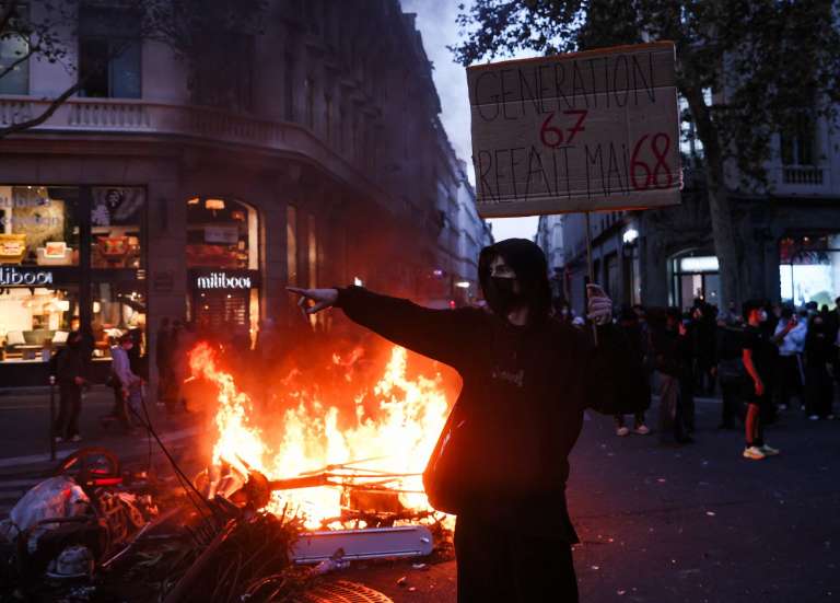 Violences en France : nombreuses destructions, nouvelles tensions à Paris et Lyon, Macron promet de la fermeté